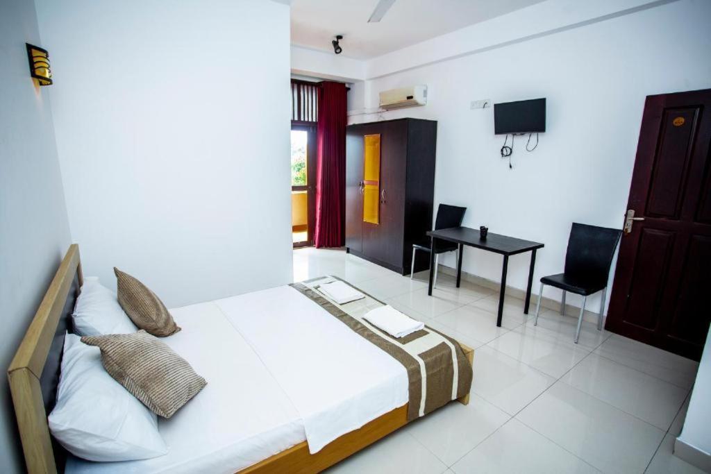 Hotel Blue Bird Negombo Dış mekan fotoğraf