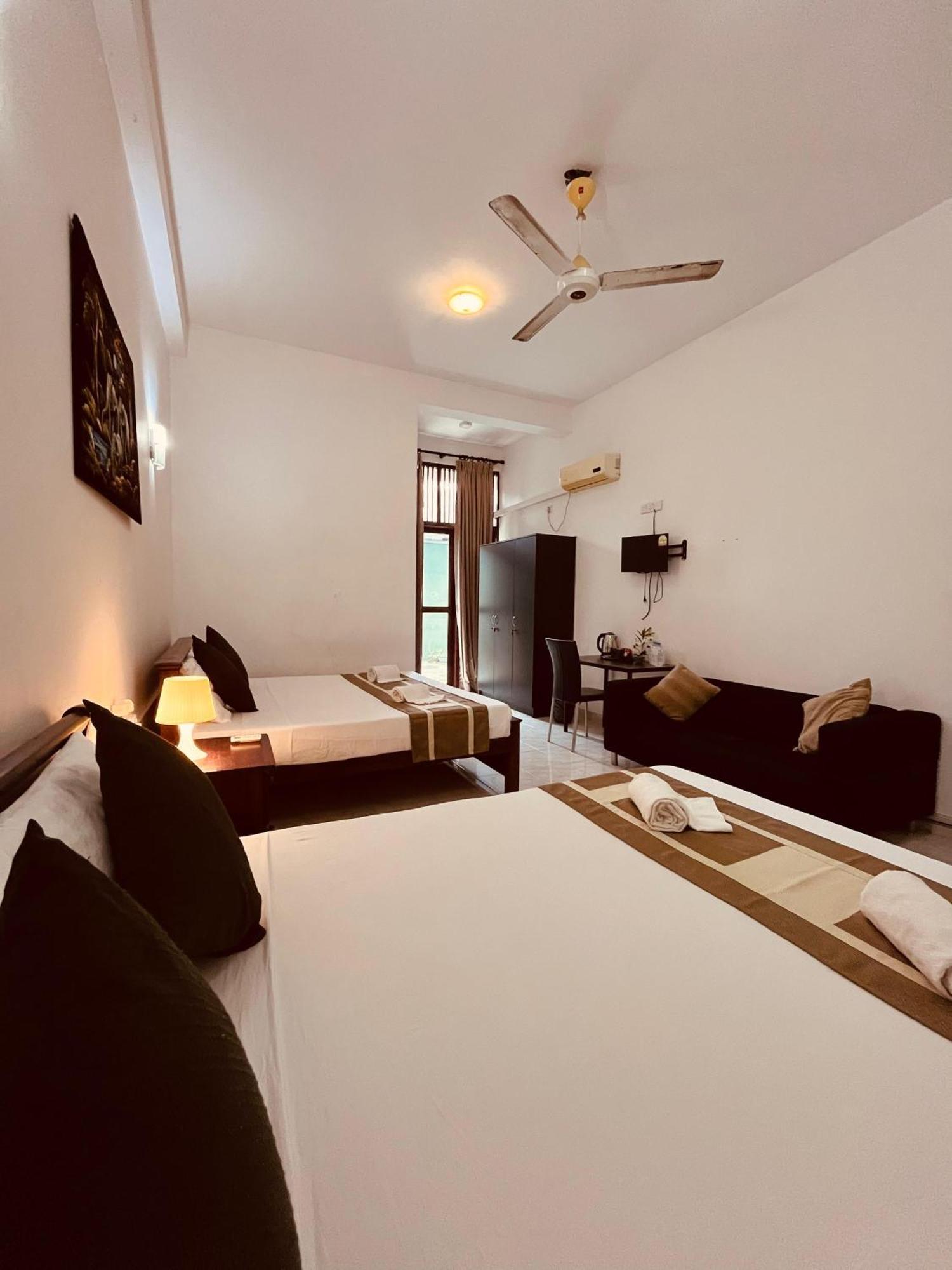 Hotel Blue Bird Negombo Dış mekan fotoğraf